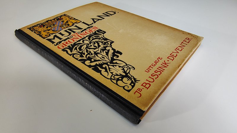 Tweedehands boek: Mijn land 6 Groningen COMPLEET van auteur G.J. Nijland - Hardcover met linnen rug. Lichte slijtage randen kaft en onder en bovenzijde rug. Kaft verkleurd. Aantekening voorin. Binnenwerk verkleurd en roestvlekken. Compleet met alle plaatjes.