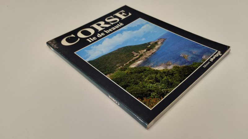 Tweedehands boek: Corse Ile de beaute van auteur Oliver Jehasse - In goede staat. Franstalige softcover. Lichte gebruikssporen aan de kaft. Sticker achterkant titelpagina. Pagina's het wit is iets verkleurd, maar netjes en onbeschreven.