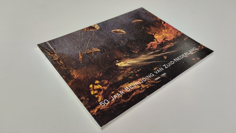 Tweedehands boek: 50 jaar bevrijding van Zuid-Nederland 1944-1994 van auteur H.A.M. (Bill) Broeders / Stefan Prinsen (fotografie - In goede staat. Nederlandstalige softcover. Lichte gebruikssporen aan de kaft. Pagina's iets verkleurd, maar netjes en onbeschreven. ex Libris relief stempel voorin