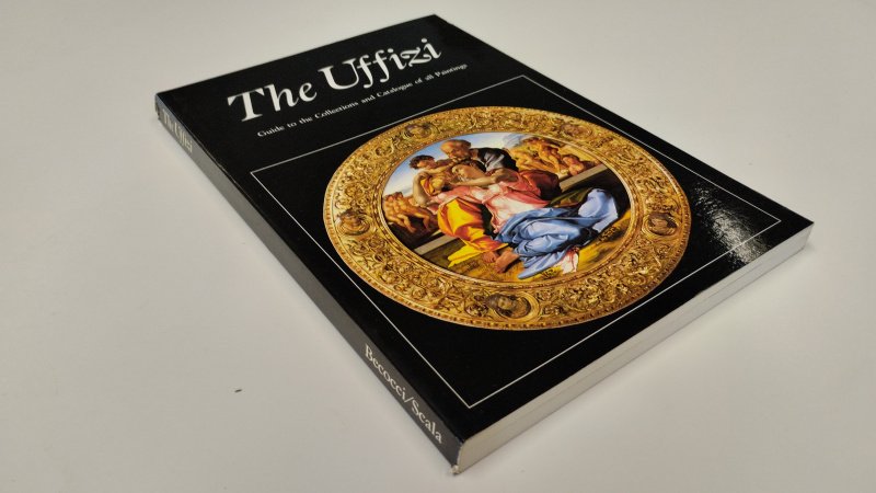Tweedehands boek: The Uffizi – Guide to the Collections and Catalogue of all Paintings van auteur Caterina Caneva / Alessandro Cecchi / Antonio Natali - In goede staat. Engelstalige softcover, Lichte gebruikssporen aan de kaft. Ex Libris reliefstempel voorin. Het wit van de pagina's is licht verkleurd, maar netjes onbeschreven en stevig in de binding