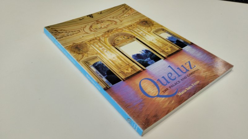 Tweedehands boek: Queluz van auteur Maria Inês da Franca Sousa Ferro - In goede staat. Engelstalige softcover met lichte gebruikssporen aan de kaft. Ex Libris reliefstempel voorin. Pagina's langs de randen lichtverkleurd, maar netjes, onbeschreven en stevig in de binding.