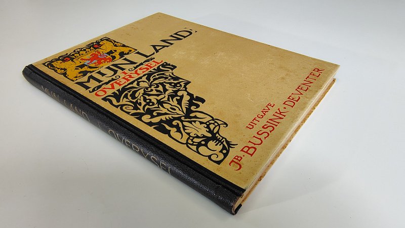 Tweedehands boek: Mijn land 1 Overijsel COMPLEET van auteur G.J. Nijland - Hardcover met linnen rug. Voorkant kaft verkleurd, roestvlekjes en watervlekje bovenin. Binnenzijde kaft licht verkleurd en roestvlekjes. Bladzijdes vrijwel vrij van verkleuring en roestvlekken. Compleet met alle plaatjes.