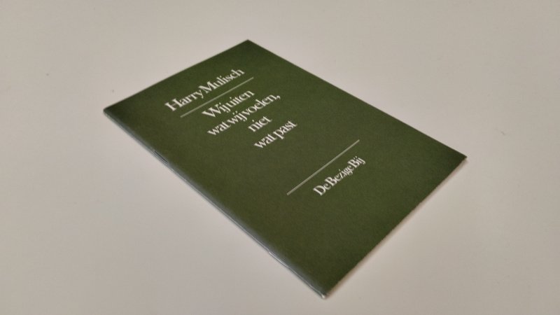 Tweedehands boek: Wij uiten wat wij voelen, niet wat past van auteur Harry Mulisch - In goede staat. Nederlandstalige geniete softcover. Lichte gebruikssporen aan de kaft. Pagina's netjes, onbeschreven en stevig in de binding.