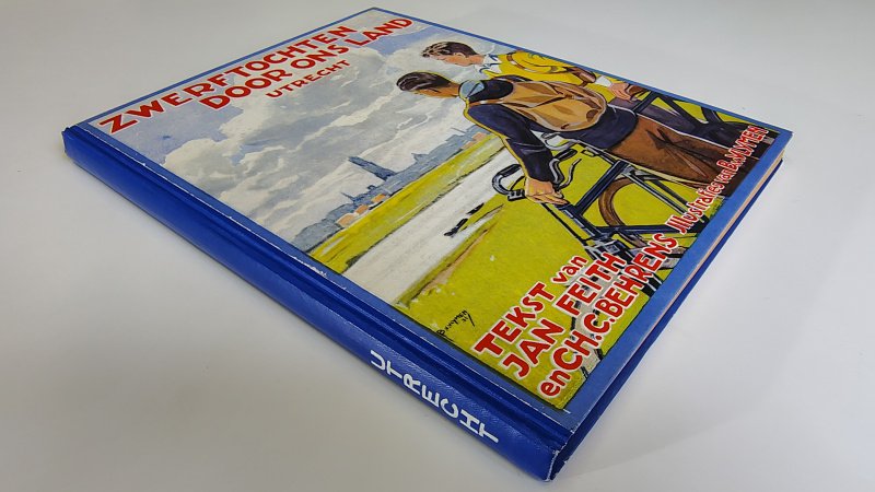 Tweedehands boek: Zwerftochten door ons land Utrecht COMPLEET van auteur Jan Feith en Charles Gl. Behrens - Hardcover met linnen rug. Lichte slijtage randen kaft. Schutbladen verkleurd. Bladzijdes vrijwel vrij van verkleuring en roestvlekken. Compleet met alle plaatjes.