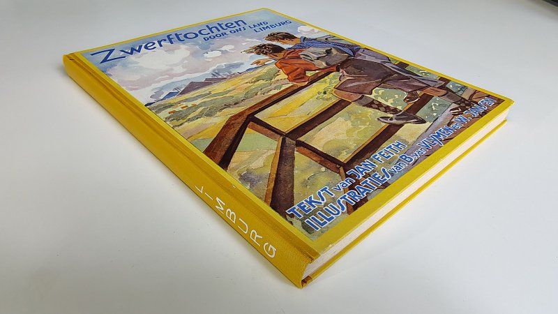 Tweedehands boek: Zwerftochten door ons land: Limburg COMPLEET van auteur Jan Feith - Hardcover met linnen rug. Lichte slijtage randen rug, vlekjes achterkant kaft en voorkant rug. Schutbladen voorin verkleurd. Bladzijdes vrijwel vrij van verkleuring en roestvlekken. Plaatsjes compleet met formulier en postkaart.