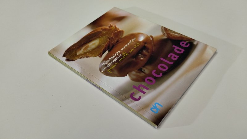 Tweedehands boek: Chocolade, verrukkelijke, verleidelijke verrassingen in puur, melk en wit van auteur Albert Heijn - In goede staat. Nederlandstalige softcover, lichte gebruikssporen aan de kaft. Pagina's wit van de pagina's iets verkleurd, maar netjes en onbeschreven, stevig in de binding