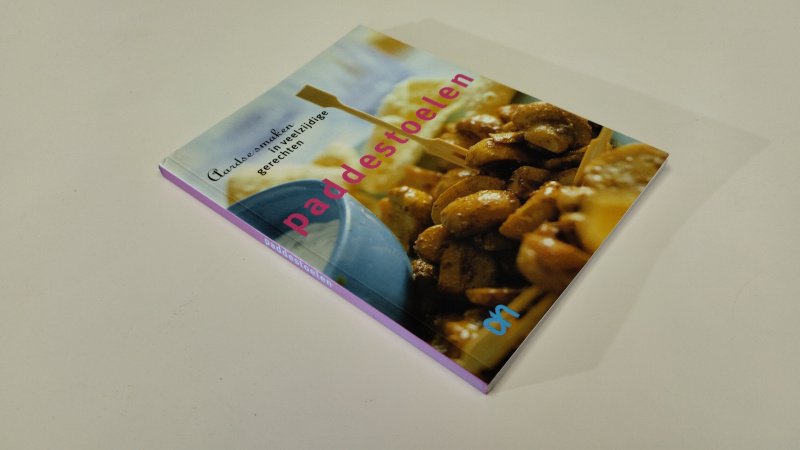 Tweedehands boek: Paddestoelen, aardse smaken in veelzijdige gerechten van auteur Albert Heijn - In goede staat. Nederlandstalige softcover, lichte gebruikssporen aan de kaft. Pagina's netjes, onbeschreven en stevig in de binding