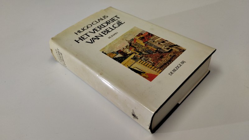 Tweedehands boek: Het verdriet van België van auteur Hugo Claus - In redelijke tot goede staat. Nederlandstalige hardcover met stofomslag (welke gebruikssporen en verkleuring vertoont) Naam voorin geschreven Pagina's netjes, onbeschreven en stevig in de binding