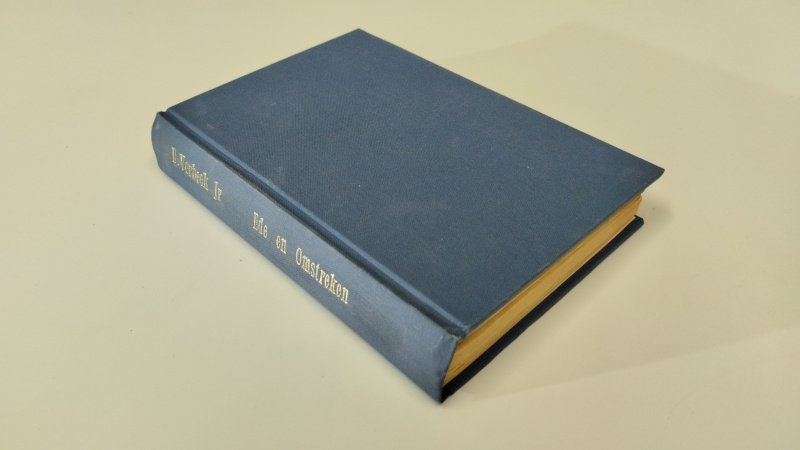 Tweedehands boek: Ede en omstreken, geschiedenis der Veluwe van auteur D. Verbeek Jr. - In redelijke staat. Nederlandstalige linnengebonden hardcover zonder stofomslag. Scheef ruggetje, naam voorin geschreven. Pagina's iets los in de binding en zijn verkleurd/foxing, maar onbeschreven.