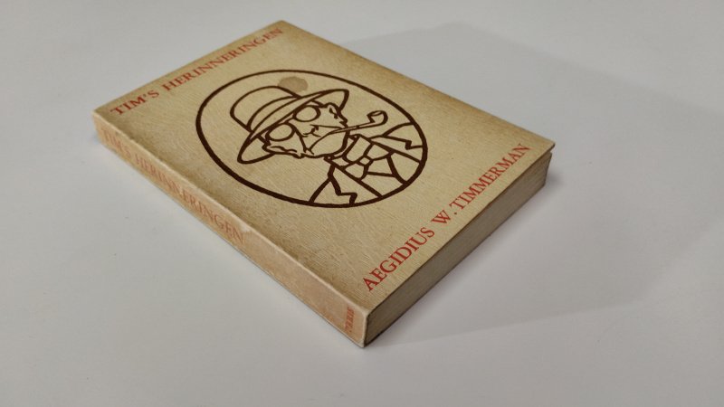 Tweedehands boek: Tim's herinneringen van auteur Aegidius W. Timmerman - In redelijke staat. Nederlandstalige softcover. Gebruikssporen en verkleuring aan de kaft. Rechte rug. Ex Libris reliefstempel voorin. Pagina's verkleurd/ foxing, maar onbeschreven.