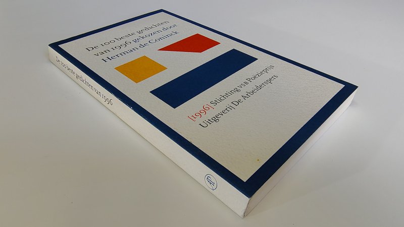 Tweedehands boek: De 100 beste gedichten van 1996 van auteur samengesteld door Herman de Coninck - Paperback met flappen, licht krom ruggetje zonder leesvouwen. Achterkant kaft enkele grijze vegen. Ex-libris reliëf stempeltje voorin, verder onbeschreven en netjes.
