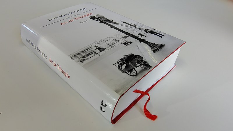 Tweedehands boek: Arc de Triomphe van auteur Erich Maria Remarque,  Erich Paul Remark - Hardcover met stofomslag, oogt aan de buitenkant als nieuw. Aantekening voorin, verder onbeschreven en netjes.