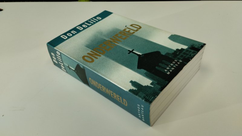 Tweedehands boek: Onderwereld van auteur Don DeLillo, Marijke Koch - In goede staat. nederlandstalige softcover met flappen. Lichte gebruikssporen aan de kaft. Rechte rug. Ex Libris reliefstempel voorin. Pagina's netjes en onbeschreven en stevig in de binding