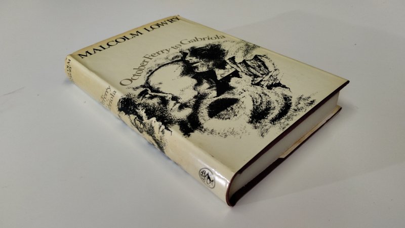 Tweedehands boek: October Ferry to Gabriola van auteur Malcolm Lowry, Margerie Lowry - In goede staat. Engelstalige hardcover met stofomslag. De stofomslag is verkleurd met kleine gebruikssporen aan de hoeken. schutbladen licht verkleurd. Pagina's zijn netjes, onbeschreven en stevig in de binding