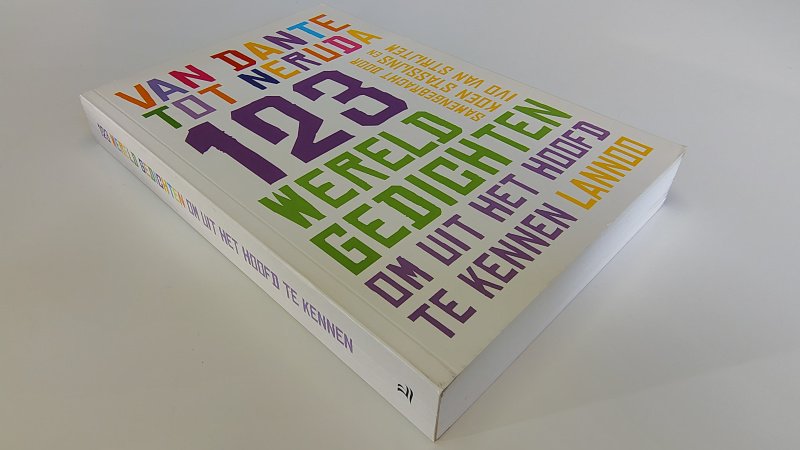 Tweedehands boek: Van Dante tot Neruda van auteur Koenraad Stassijns - Paperback met rechte rug en leesvouwen. Minimale gebruikerssporen puntjes kaft, binnenwerk als nieuw!