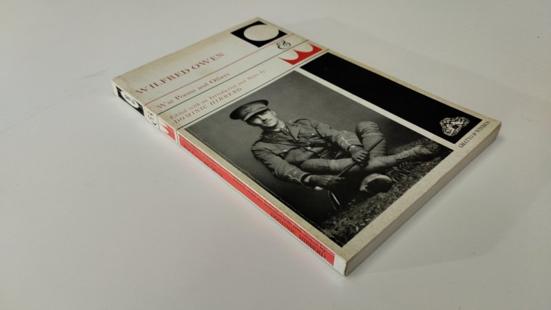 Tweedehands boek: Wilfred Owen War Poems and other van auteur Wilfred Owen - In redelijke staat. Engelstalige softcover. Gebruikssporen en verkleuring aan de kaft. Ex Libris reliefstempel voorin. Pagina's onbeschreven, netjes en stevig in de binding