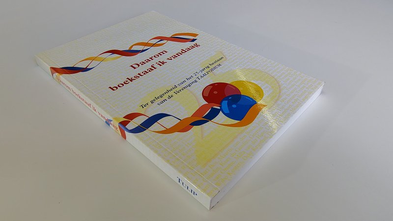 Tweedehands boek: Daarom boekstaaf ik vandaag van auteur Taalpodium - Paperback met rechte rug zonder leesvouwen. Minimale gebruikerssporen puntjes kaft. Aantekening, onbekende handtekening en ex-libris reliëfstempeltje voorin, verder onbeschreven en netjes.