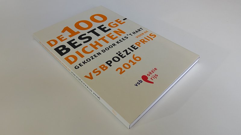 Tweedehands boek: De 100 beste gedichten van auteur Samengesteld Kees 't Hart - Paperback met flappen, oogt aan de buitenkant als nieuw. Ex-libris reliëfstempeltje en aantekening voorin, verder onbeschreven en keurig netjes.