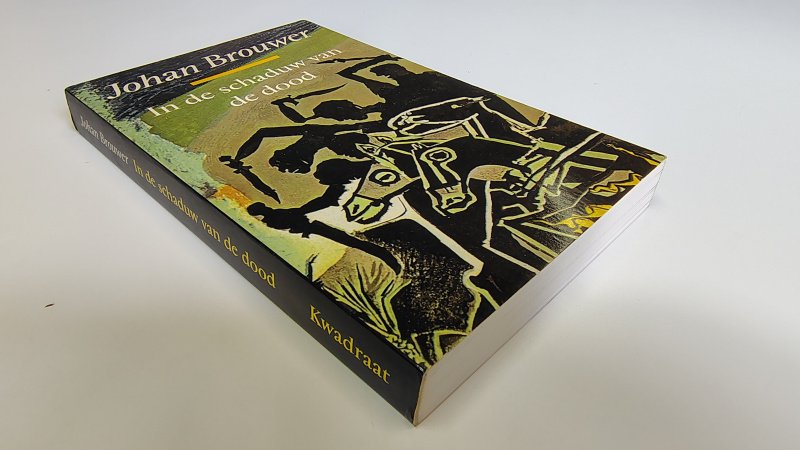Tweedehands boek: In de schaduw van de dood van auteur Johan Brouwer - Paperback met rechte rug zonder leesvouwen. Minimale gebruikerssporen puntjes kaft, binnenwerk onbeschreven en netjes.