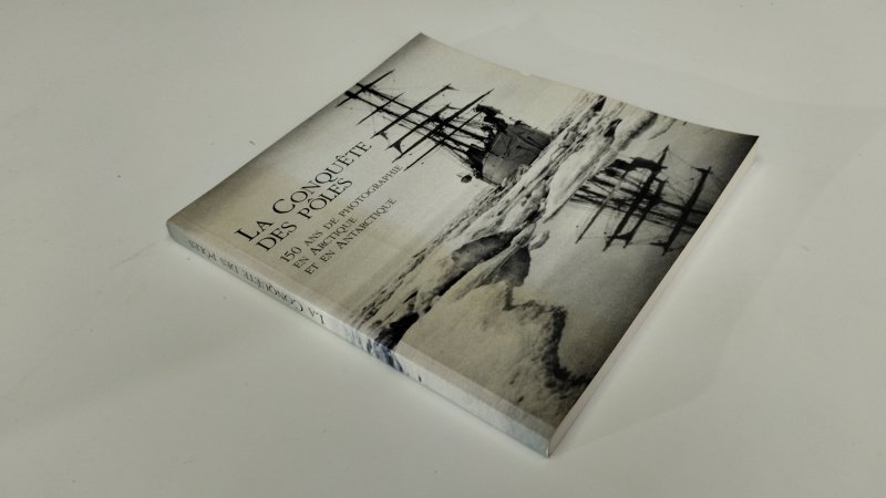 Tweedehands boek: La conquete des Poles, 150 ans de photographie en Artique et en Antarctique van auteur Pierre Bonhomme & Yannick Vigouroux - In goede staat. Franstalige softcover, met Ex Libris reliefstempel voorin. Kaft heeft lichte gebruikssporen. Pagina's het wit langs de randen licht verkleurd, maar netjes, onbeschreven en stevig in de binding.