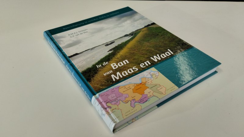 Tweedehands boek: In de ban van Maas en Waal van auteur A.M.A.J. Driessen, G.P. van de Ven - In goede staat. Hardcover met lichte gebruikssporen. Ex Libris reliefstempel voorin. Gesigneerd door auteur Van de Ven. Pagina's netjes, onbeschreven en stevig in binding.