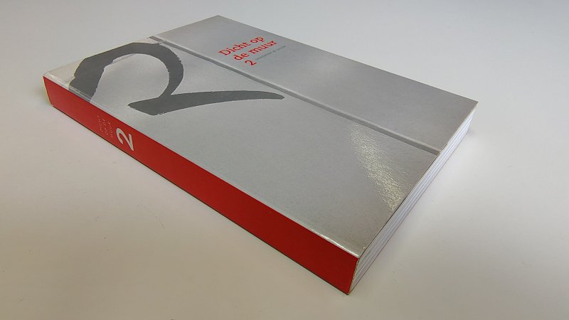 Tweedehands boek: Dicht op de muur 2 gedichten in Leiden van auteur Marleen van der Weij - Paperback met flappen, rechte rug zonder leesvouwen. Oogt als nieuw met ex-libris reliëf stempeltje voorin.
