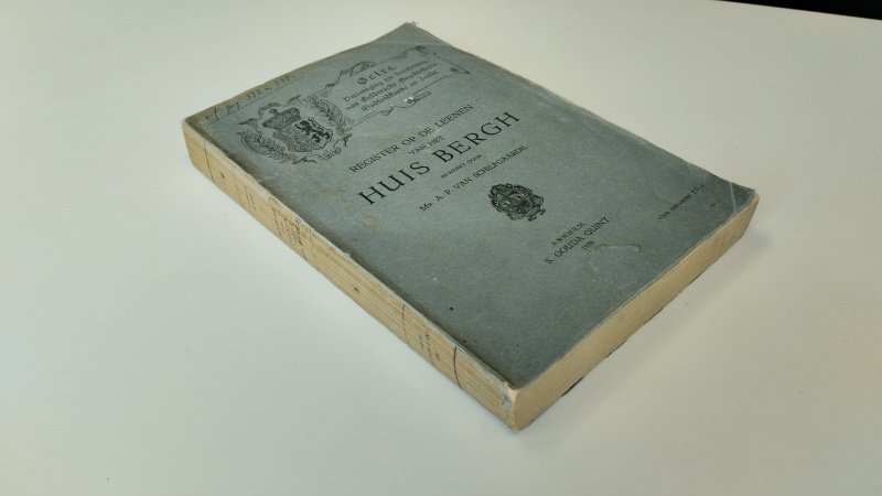 Tweedehands boek: Register op de leenen van het Huis Bergh van auteur Mr. A.P. van Schilfgaarde - Redelijke staat. Papieren omslag. Verkleuring en duideliijke gebruikssporen aan de kaft. Ex Libris reliefstempel voorin. Pagina's netje, onbeschreven en goed in de binding.Notitie op voorkant kaft geschreven.
