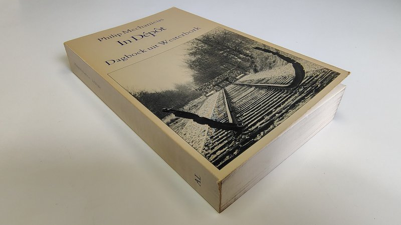 Tweedehands boek: In dépôt van auteur Philip Mechanicus - Paperback met rechte rug zonder leesvouwen. Lichte gebruikerssporen randen kaft. Onderzijde snede grijze vegen. Eerste bladzijde klein vlekje, verder onbeschreven en netjes.