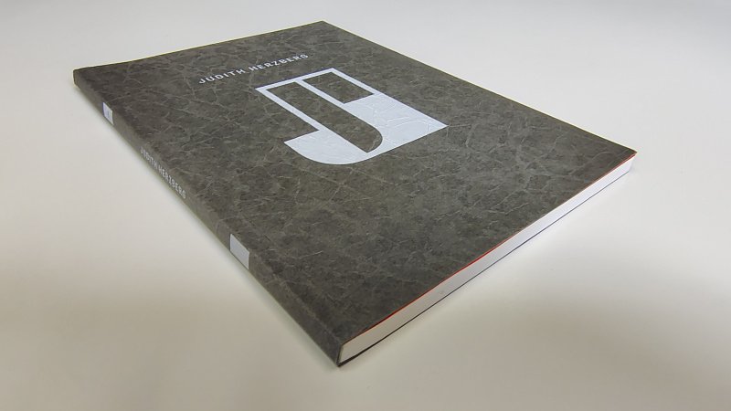 Tweedehands boek: Trouw Poëziecollectie een selectie uit het werk van Judith Herzberg van auteur Samengesteld - Paperback, als nieuw!