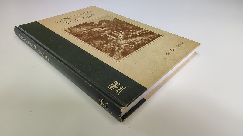 Tweedehands boek: Langs het tuinpad van auteur Beverley Nichols - Hardcover met wat lichte slijtage boven en onderkant rug en enkele lichte vlekjes kaft. Stempeltje voorin, verder onbeschreven en keurig netjes.