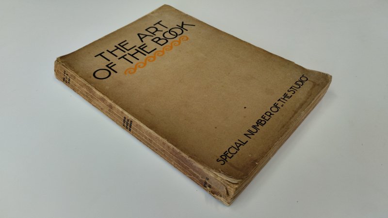 Tweedehands boek: The Art of the Book – A Review of Some Recent European and American Work in Typography, Page Decoration & Binding van auteur Charles Holme (editor) - Matige staat. Originele papieren omslag sterk verkleurd en vervuild, met duidelijke gebruiks- en ouderdomssporen. Randen en hoeken sterk gesleten, rug beschadigd en onderzijde van de rug/omslag sterk afgesleten.