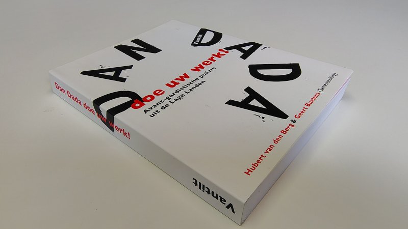 Tweedehands boek: Dan dada doe uw werk! van auteur Hubert van den Berg, Geert Buelens - Paperback met flappen, rechte rug zonder leesvouwen. Krantenknipsel voorin geplakt, verder onbeschreven en netjes.