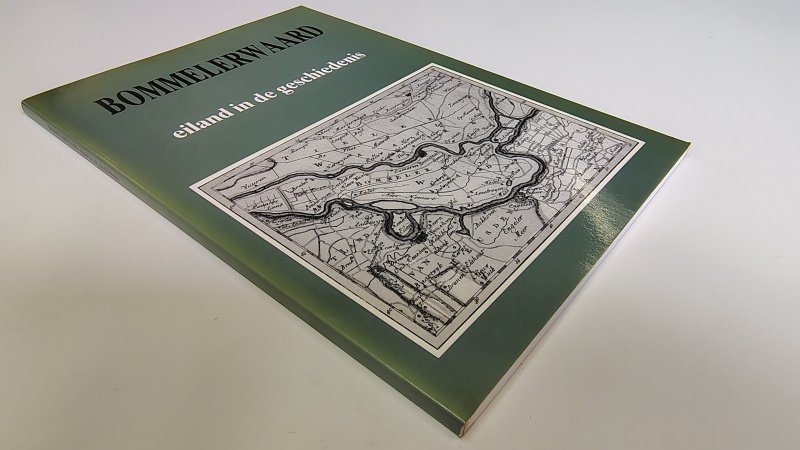 Tweedehands boek: Bommelerwaard, eiland in de geschiedenis van auteur redactie M. Witteveen-Jansen - Paperback met verkleuring rug en randen achterkant kaft. Lichte verkleuring witte bladzijdes, ex-libris reliëf stempeltje voorin, verder onbeschreven en netjes.