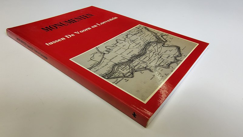Tweedehands boek: Monumenten tussen De Voorn en Loevestein van auteur Historische Kring Bommelerwaard - Paperback met rechte rug zonder leesvouwen. Minimale gebruikerssporen randen kaft. Ex-libris reliëf stempeltje voorin, hele lichte verkleuring witte bladzijdes verder onbeschreven en netjes.