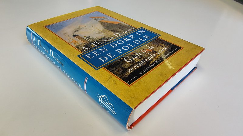 Tweedehands boek: Een dorp in de polder van auteur Arie Theodorus van Deursen - Hardcover stofomslag. Minimale gebruikerssporen randen omslag. Ex-libris reliëf stempeltje voorin, verder onbeschreven en netjes. In zeer goede staat.