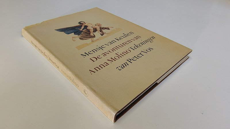 Tweedehands boek: De avonturen van Anna Molino van auteur Mensje van Keulen - Hardcover met stofomslag. Omslag aan de bovenzijde lichte slijtage met kleine inscheuring. Ex-libris reliëf stempeltje voorin. Bladzijdes als nieuw met prachtige illustraties.