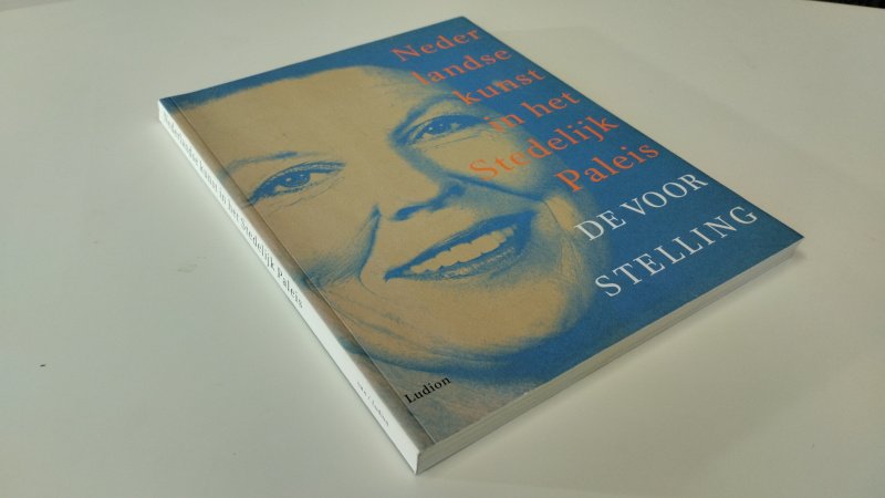 Tweedehands boek: De voorstelling van auteur Koningin Beatrix, Rudi Fuchs & Lien Heyting - In goede staat. Nederlandstalige softcover met flappen. Op schutblad is geschreven. Zowel kaft als pagina's licht verkleurd. De rest van de pagina's zijn onbeschreven, netjes en zitten stevig in de binding