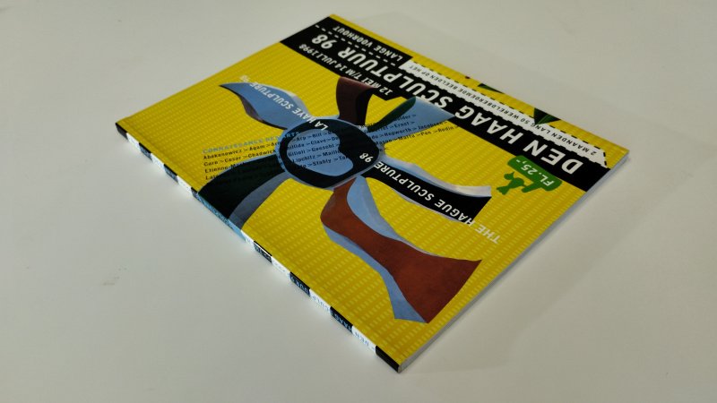 Tweedehands boek: Den Haag Sculptuur 98 – The Hague Sculpture 98 – La Haye Sculpture 98 van auteur Denis Picard - In goede tot zeer goede staat. Meertalige paperback met flappen. Het wit van de pagina's is aan de randen verkleurd, maar netjes, onbeschreven en stevig in de binding