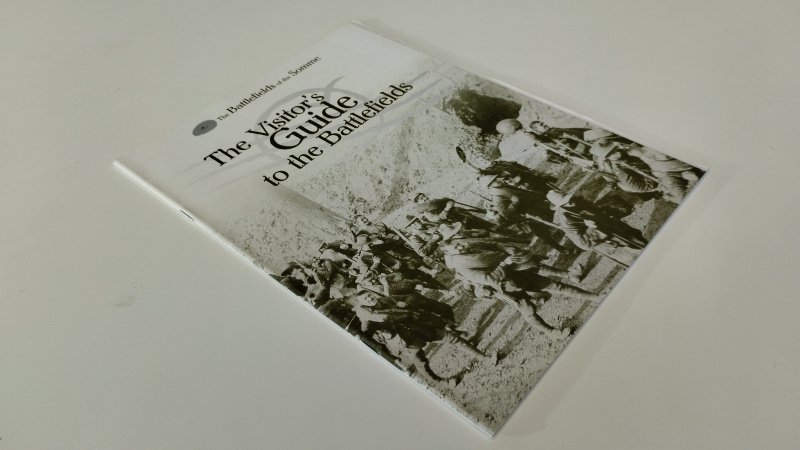 Tweedehands boek: The Visitor’s Guide to the Battlefields – The Battlefields of the Somme van auteur Somme Tourist Board - In goede staat. Engelstalige softcover/brochure. Lichte gebruikssporen aan omslag en randen. Een verzorgd exemplaar.