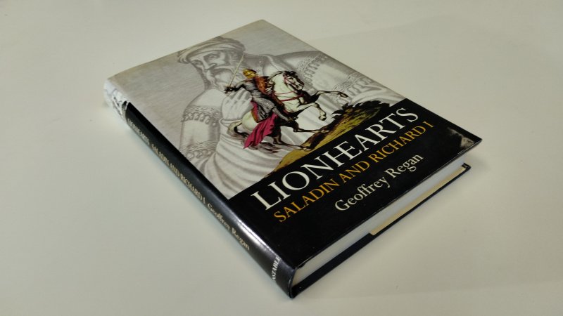Tweedehands boek: Lionhearts Saladin and Richard I van auteur Geoffrey Regan - In goede tot zeer goede staat. Engelstalige hardcover met stofomslag. Lichte gebruikssporen aan de stofomslag. Ex Libris reliefstempel voorin. Pagina's netjes, onbeschreven en stevig in de binding