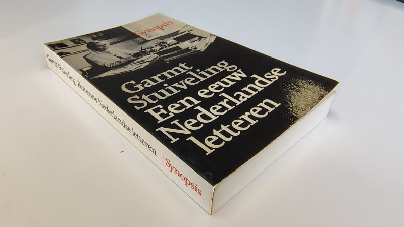 Tweedehands boek: Een eeuw Nederlandse letteren van auteur Garmt Stuiveling - Paperback met rechte rug zonder leesvouwen. Lichte gebruikerssporen randen kaft. Lichte vlek bovenzijde snede. Binnenwerk onbeschreven en netjes.