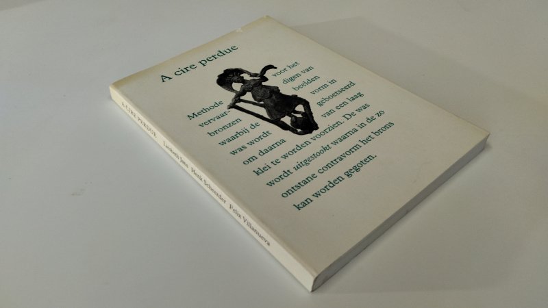 Tweedehands boek: A cire perdue van auteur Liesbeth Jans, Henk Scheerder, Felix Villanue - In goede staat. Nederlandstalige softcover met flappen. Ex libris reliefstempel voorin. Kaft is verkleurd. Pagina's zijn onbeschreven en netjes Stevig boekwerk