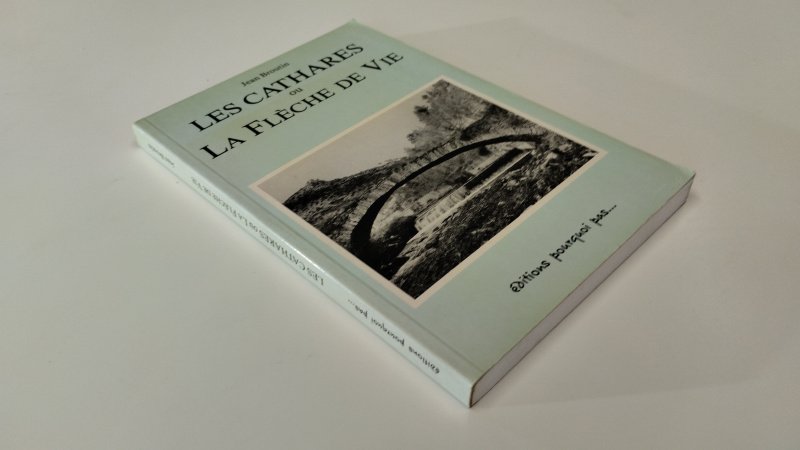 Tweedehands boek: Les cathares, van auteur Jean Broutin - In goede staat. Franstalige softcover. Lichte gebruikssporen aan de kaft. Wx libris reliefstempel voorin. Pagina's netjes, onbeschreven. Stevig boekwerk met rechte rug.