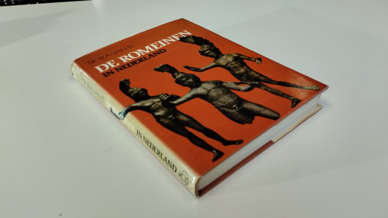 Tweedehands boek: De romeinen in Nederland van auteur Dr W.A. van Es - In redelijke staat. Nederlandstalige hardcover met stofomslag> De stofomslag is verkleurd met gebruikssporen aan hoeken en randen. Pagina's licht verkleurd, onbeschreven en stevig in de binding