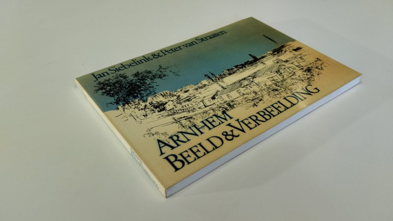 Tweedehands boek: Arnhem Beeld&Verbeelding van auteur Jan Siebelink en Peter van Straaten - In goede staat. Nederlandstalige softcover. Kaft is iets verkleurd, pagina's netjes, onbeschreven en stevig in het boekwerk