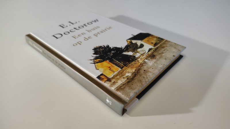 Tweedehands boek: Een huis op de Prairie van auteur E.L. Doctorow - Hardcover klein formaat ca 10 bij 15 cm, oogt aan de buitenkant als nieuw. Lichte egale verkleuring bladzijdes als in pocket, verder onbeschreven en netjes.