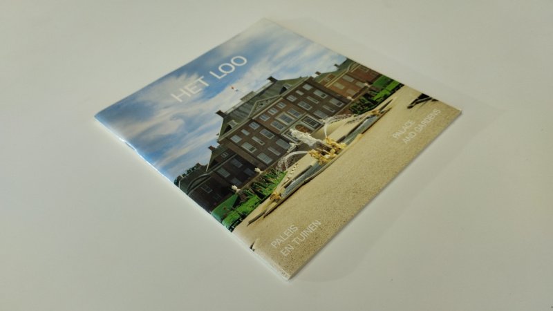 Tweedehands boek: Het Loo – Paleis en tuinen / Palace and Gardens van auteur A.W. Vliegenthart & A.M.L.E. Erkelens - In goede staat. Nederlandstalige geniete softcover. Lichte verkleuring en gebruikssporen aan de kaft. Pagina's licht verkleurd, maar netjes, onbeschreven en stevig in het boekwerk