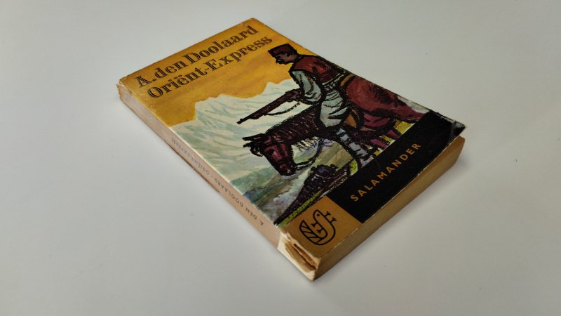 Tweedehands boek: Orient Express van auteur A. den Doolaard - In redelijke staat. Nederlandstalige pocketboek. Gebruikerssporen aan de kaft. Naam voorin geschreven. Pagina's verkleurd, maar onbeschreven.