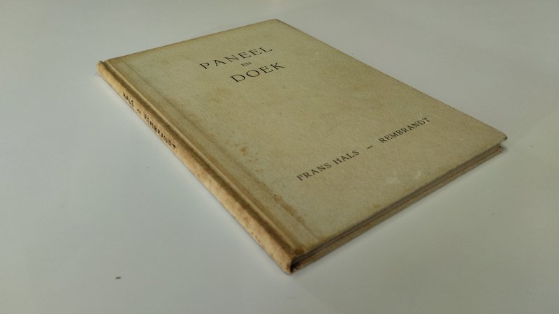 Tweedehands boek: Paneel en doek Frans Hals & Rembrandt van auteur H.P. Baard - In redelijke staat. Hardcover zonder stofomslag met linnen rug. Verkleuring en gebruikssporen aan de kaft. Ex Libris reliefstempel en sticker voorin. Verkleurde schutbladen. Pagina's onbeschreven, netjes en stevig in de binding