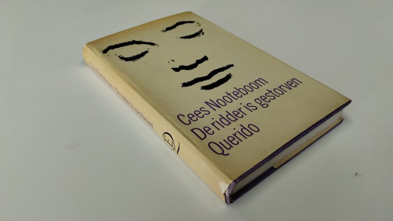 Tweedehands boek: De ridder is gestorven van auteur Cees Nooteboom - In redelijke staat. Nederlandstalige hardcover met stofomslag. De stofomslag is verkleurd met gebruikssporen. Schutblad is verkleurd met sticker. Binnen-werk is netjes. 1e druk 1963.